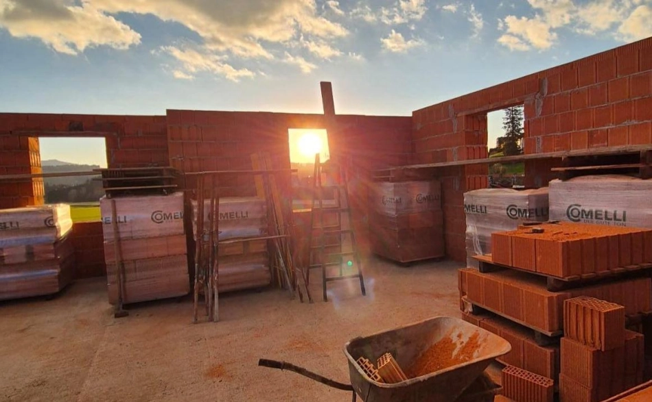 sonniger Rohbau mit Ziegeln ohne Dach